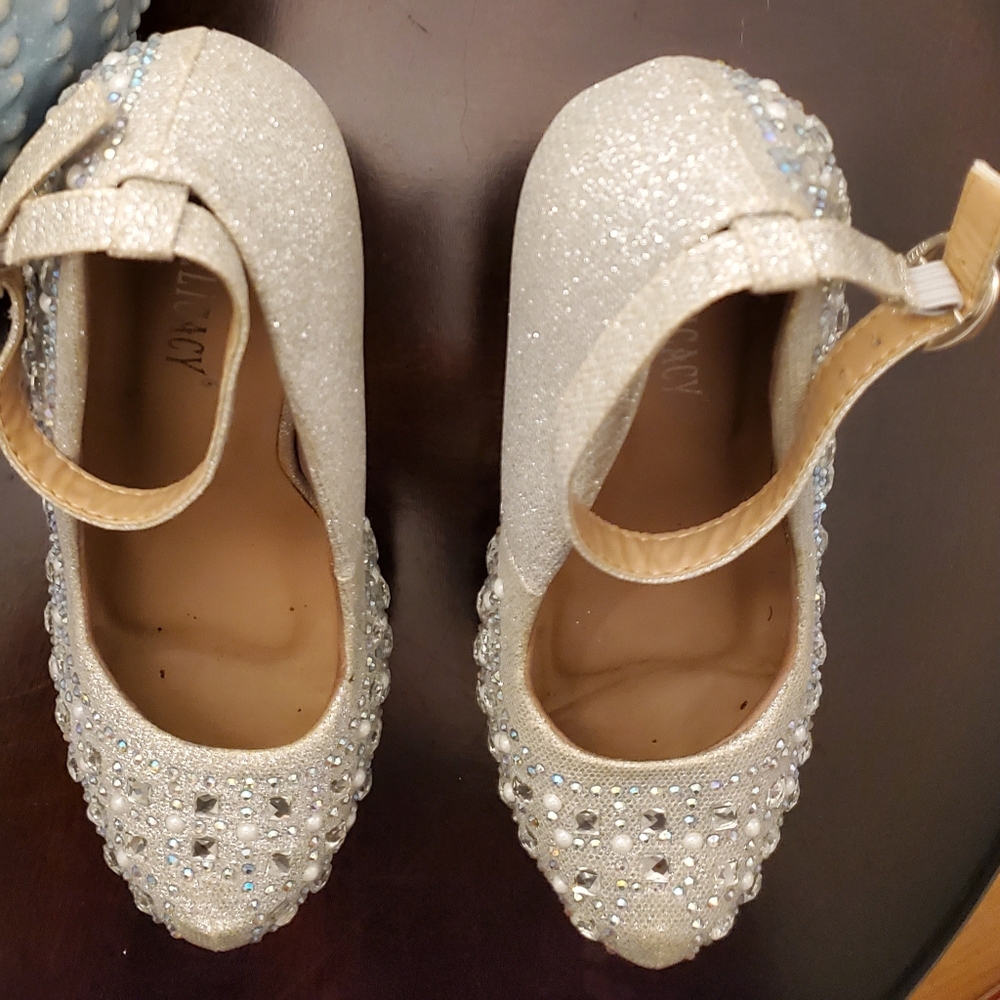 Delicacy Embellished Stilletoes - Picture 4 of 8